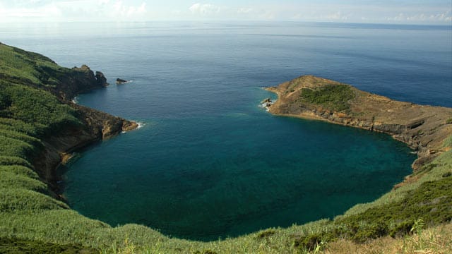 Im Vulkan-Krater neben der Inselhauptstadt Horta auf Faial kann auch getaucht werden.