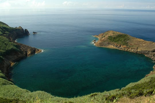 Im Vulkan-Krater neben der Inselhauptstadt Horta auf Faial kann auch getaucht werden.