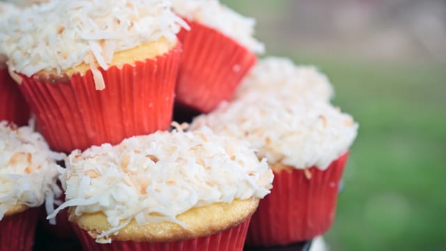 Das Topping mit Kokosraspeln passt besonders gut zu Cupcakes aus Zitronen-Teig