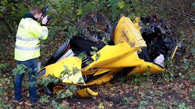 Bei einem schweren Unfall in Schleswig-Holstein sind zwei Menschen ums Leben gekommen. Bei einem schweren Unfall in Schleswig-Holstein sind zwei Menschen ums Leben gekommen.
