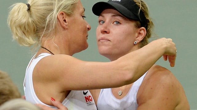 Fed-Cup-Teamchefin Barbara Rittner (li.) tröstet Angelique Kerber nach ihrer Niederlage gegen Petra Kvitova. Fed-Cup-Teamchefin Barbara Rittner (li.) tröstet Angelique Kerber nach ihrer Niederlage gegen Petra Kvitova.
