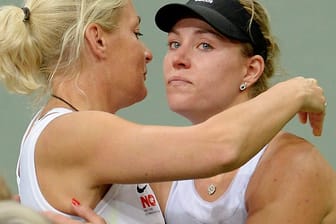 Fed-Cup-Teamchefin Barbara Rittner (li.) tröstet Angelique Kerber nach ihrer Niederlage gegen Petra Kvitova.