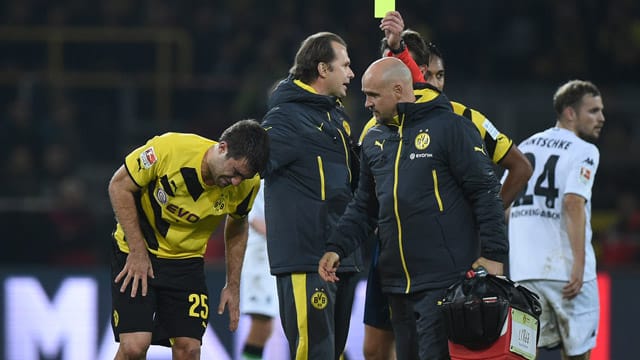 Sokratis (li.) humpelt verletzt vom Feld und bekommt von Schiedsrichter Felix Brych die Gelbe Karte gezeigt. Sokratis (li.) humpelt verletzt vom Feld und bekommt von Schiedsrichter Felix Brych die Gelbe Karte gezeigt.
