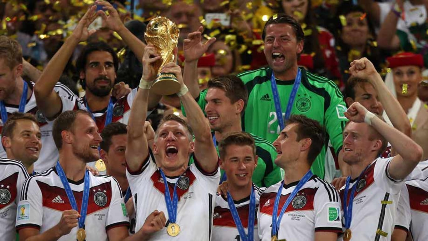 Bastian Schweinsteiger jubelt nach dem WM-Sieg mit seinen Mannschaftskollegen um die Wette.