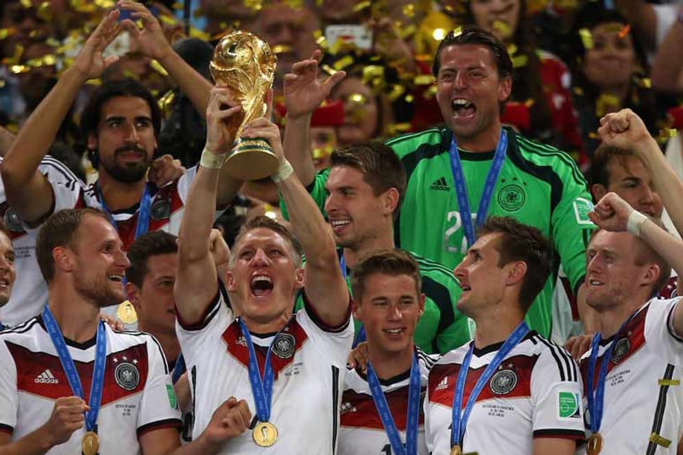 Bastian Schweinsteiger jubelt nach dem WM-Sieg mit seinen Mannschaftskollegen um die Wette.