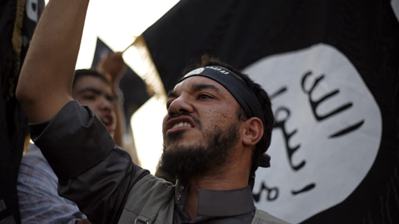 Ein Anhänger der "Ansar al-Scharia" im libyschen Benghasi: Jetzt hat sich die Dschihadistengruppe offiziell dem "Islamischen Staat" angeschlossen.