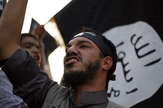 Ein Anhänger der "Ansar al-Scharia" im libyschen Benghasi: Jetzt hat sich die Dschihadistengruppe offiziell dem "Islamischen Staat" angeschlossen.