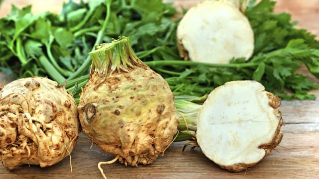 Besonders als Suppeneinlage darf Sellerie nicht fehlen. Die Wurzel gibt winterlichen Gerichten ein besonderes Aroma