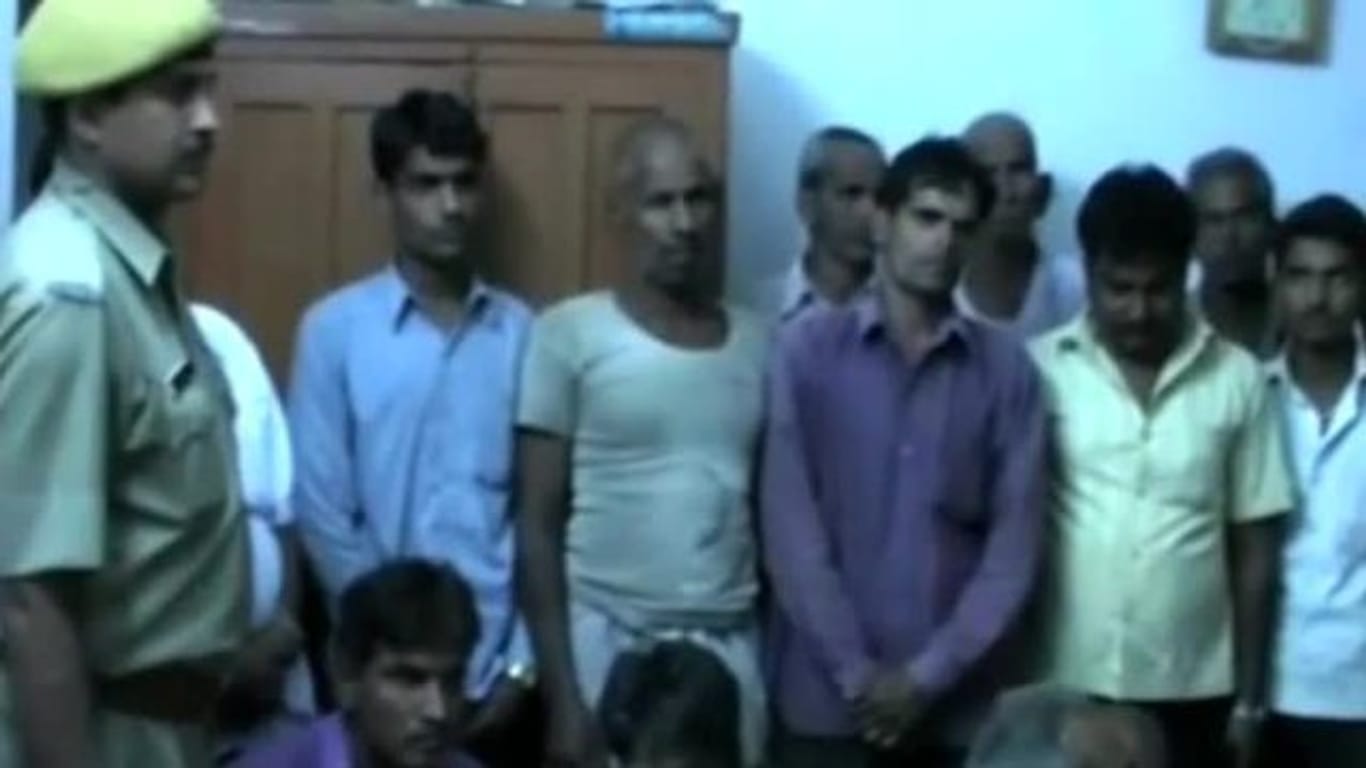 30 Männer werden in Indien festgenommen, sie sollen eine Frau halbnackt durchs Dorf getrieben haben (Screenshot: Reuters)