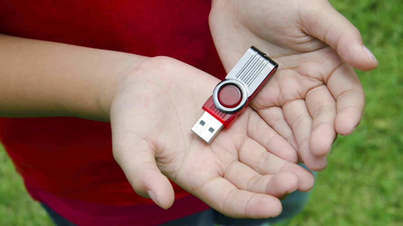 USB-Sticks sind klein und praktisch, wenn Daten von einem Computer auf ein anderes Gerät übertragen werden sollen