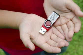USB-Sticks sind klein und praktisch, wenn Daten von einem Computer auf ein anderes Gerät übertragen werden sollen