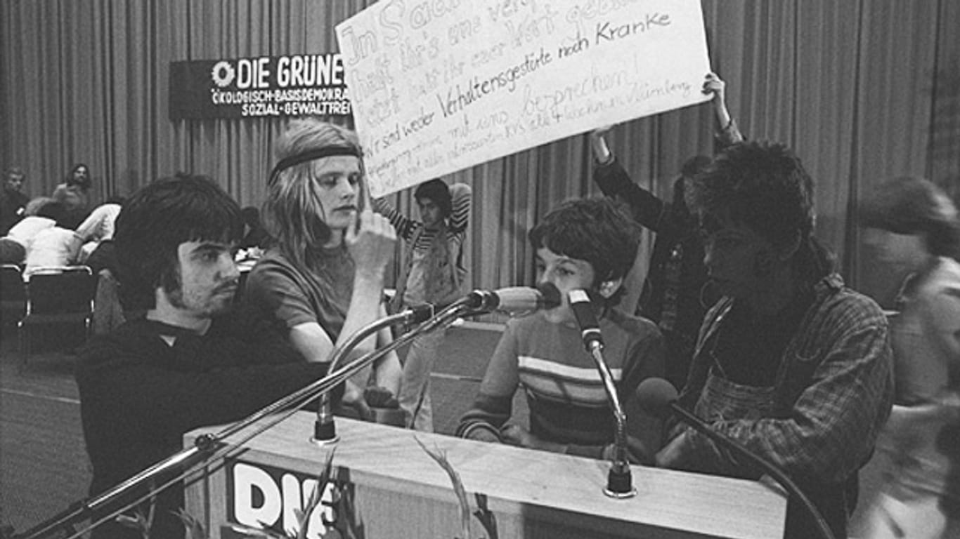 Parteitag der Grünen 1980: Mitglieder der sogenannten Indianerkommune besetzen das Präsidium