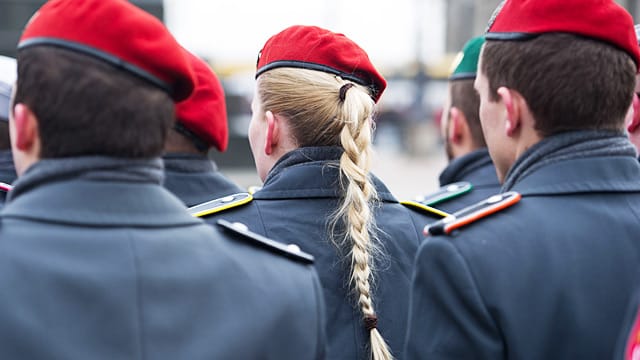 Kindergeld wird bis zur Volljährigkeit gezahlt und danach noch bis Ende des 25. Lebensjahrs, wenn sich das Kind in einer Ausbildung befindet.