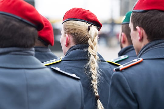 Kindergeld wird bis zur Volljährigkeit gezahlt und danach noch bis Ende des 25. Lebensjahrs, wenn sich das Kind in einer Ausbildung befindet.