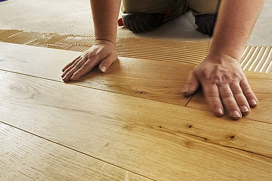 Holz arbeitet: Das muss man beim Parkettverlegen mitberechnen.