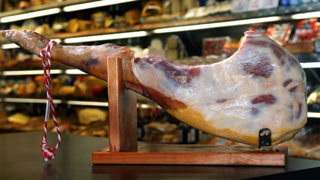 Der Jamonero ist ein fester Bestandteil der spanischen Küche und dazu die Schinkenkeule einzuspannen