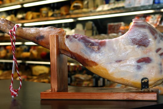 Der Jamonero ist ein fester Bestandteil der spanischen Küche und dazu die Schinkenkeule einzuspannen