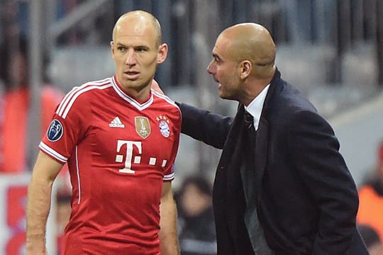 Pep Guardiola gibt Arjen Robben Anweisungen.