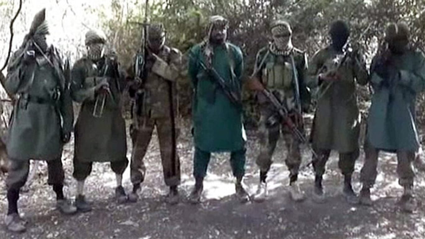 Geißel ihres Landes: Boko-Haram-Kämpfer 2013 mit ihrem 2013 getöteten Anführer Abubakar Shekau (Mitte)