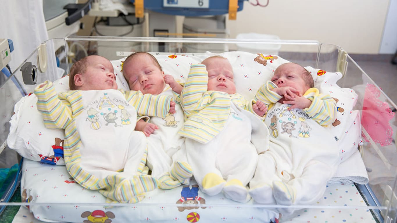 Vierlinge: Die Vierlinge Eva, Maria, Sara und Hanna verlassen drei Monate nach ihrer Geburt die Frühchen-Intensivstation.