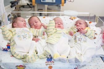 Vierlinge: Die Vierlinge Eva, Maria, Sara und Hanna verlassen drei Monate nach ihrer Geburt die Frühchen-Intensivstation.