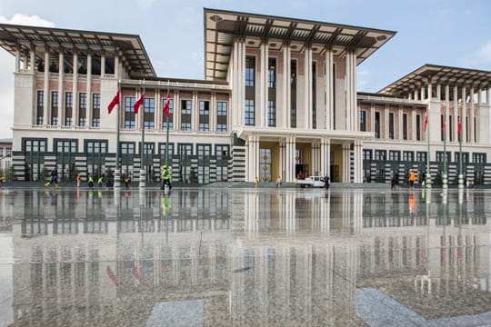 1000 Zimmer reichen nicht - der Skandalbau des türkischen Präsidenten Erdogan soll angeblich erweitert werden.