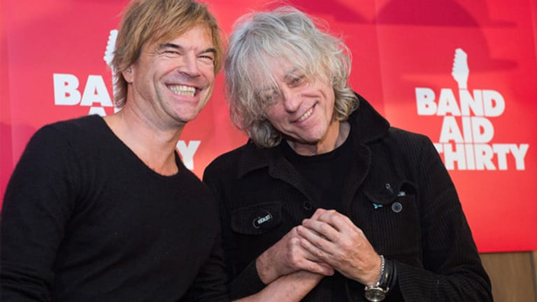 "Die Toten Hosen"-Frontmann Campino (r.) posiert gemeinsam mit Band-Aid-Initiator Bob Geldof.