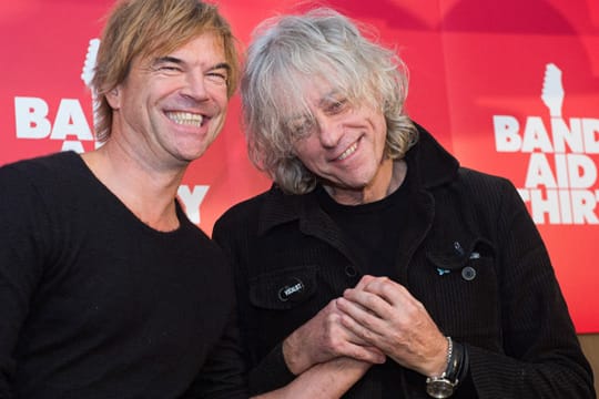 "Die Toten Hosen"-Frontmann Campino (r.) posiert gemeinsam mit Band-Aid-Initiator Bob Geldof.