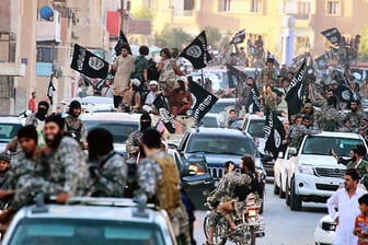 Die Terrororganisationen Islamischer Staat und Al-Kaida wollen ihren Kampf gegeneinander angeblich einstellen und künftig zusammen gegen ihre Gegner vorgehen.
