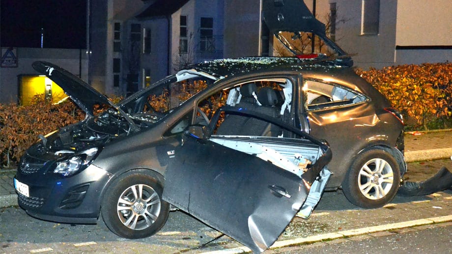 Totalschaden: das Auto der beiden Frauen nach der Explosion in Möhnesee-Körbecke Totalschaden: das Auto der beiden Frauen nach der Explosion in Möhnesee-Körbecke
