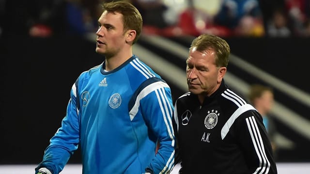 Nationalkeeper Manuel Neuer (li.) und Bundestorwarttrainer Andreas Köpke beim Aufwärmprogramm.