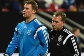 Nationalkeeper Manuel Neuer (li.) und Bundestorwarttrainer Andreas Köpke beim Aufwärmprogramm.