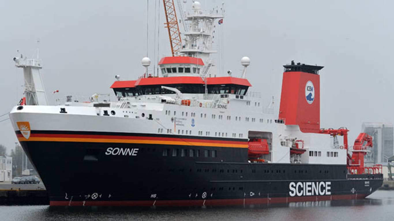 Mit Kränen und hochmoderner Technik soll das Forschungsschiff "Sonne" den Pazifischen und Indischen Ozean untersuchen.