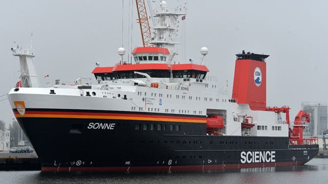 Mit Kränen und hochmoderner Technik soll das Forschungsschiff "Sonne" den Pazifischen und Indischen Ozean untersuchen. Mit Kränen und hochmoderner Technik soll das Forschungsschiff "Sonne" den Pazifischen und Indischen Ozean untersuchen.