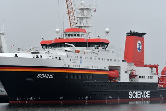 Mit Kränen und hochmoderner Technik soll das Forschungsschiff "Sonne" den Pazifischen und Indischen Ozean untersuchen.