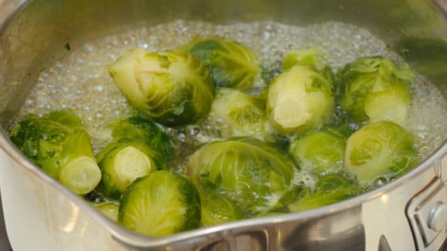 Wenn Sie Rosenkohl-Auflauf mit Kartoffeln kochen, sollten Sie das Gemüse vorher einige Minuten im Wasser kochen.