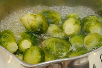 Wenn Sie Rosenkohl-Auflauf mit Kartoffeln kochen, sollten Sie das Gemüse vorher einige Minuten im Wasser kochen.