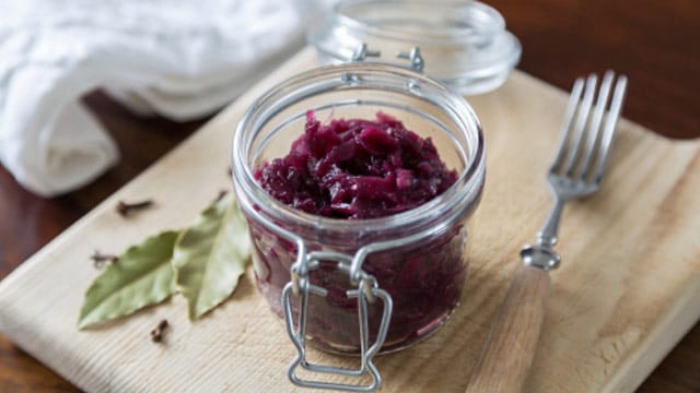 Rotkohl aus dem Glas kann man mit Lorbeer verfeinern.