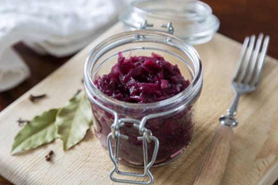 Rotkohl aus dem Glas kann man mit Lorbeer verfeinern.