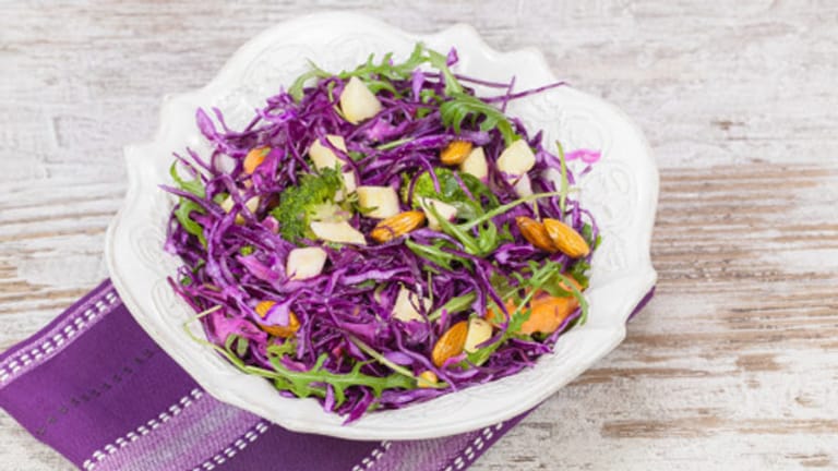 Mit Rucola und Mandeln bringen Sie Abwechslung in Ihren Asiatischen Rotkohl-Salat.