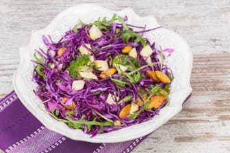 Mit Rucola und Mandeln bringen Sie Abwechslung in Ihren Asiatischen Rotkohl-Salat.