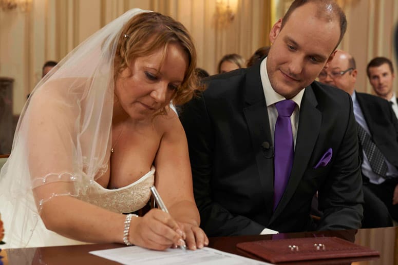 Bea und Tim kennen sich zwar nicht, sind aber verheiratet.