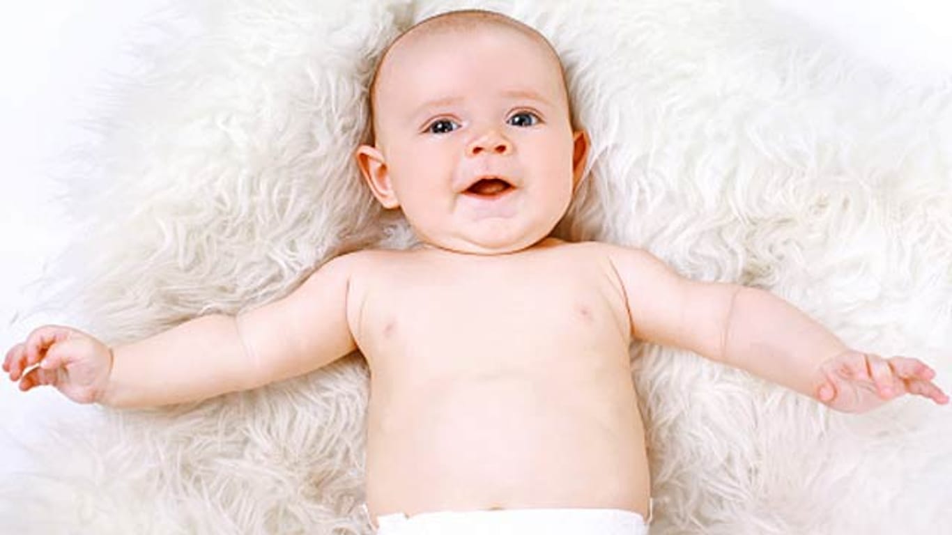 Wenn Sie die Nase Ihres Babys putzen, sollten Sie besonders vorsichtig sein, um die empfindliche Nasenschleimhaut nicht zu verletzen.