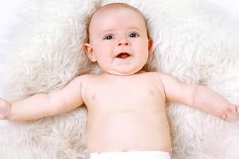 Wenn Sie die Nase Ihres Babys putzen, sollten Sie besonders vorsichtig sein, um die empfindliche Nasenschleimhaut nicht zu verletzen.