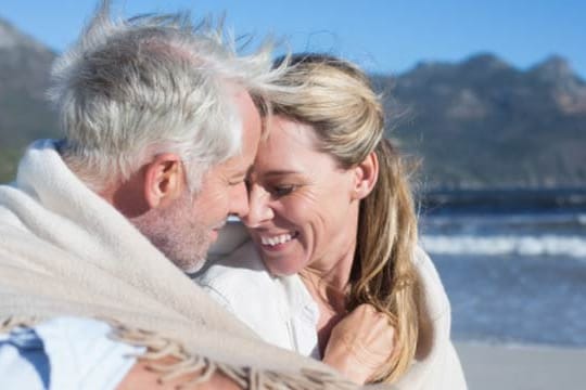 Wer Silberhochzeit nicht feiern möchte, kann alternativ in den Urlaub fahren und die Zweisamkeit genießen.