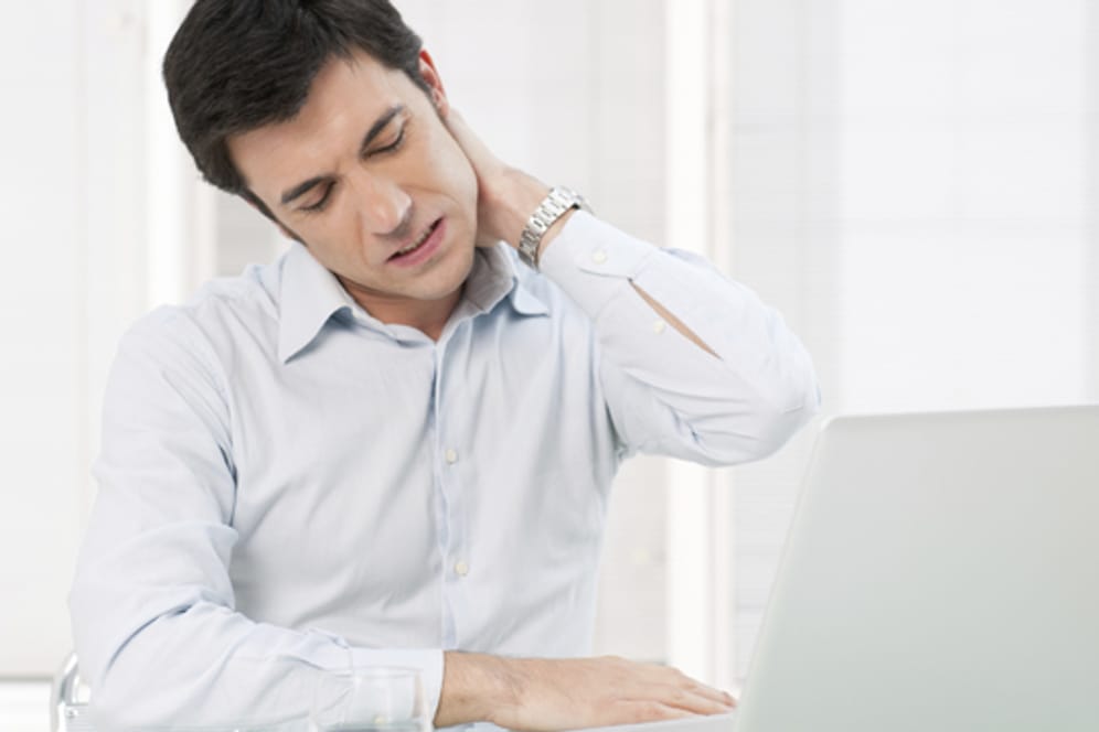 Mit einer dynamischen Sitzhaltung und dem richtigen Bürostuhl lassen sich Rückenschmerzen im Büroalltag vermeiden