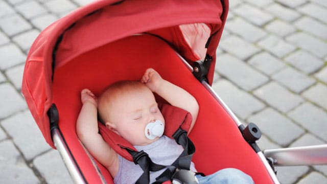 Im Kinderwagen hat Ihr Baby nicht so viel Platz zum Schlafen.