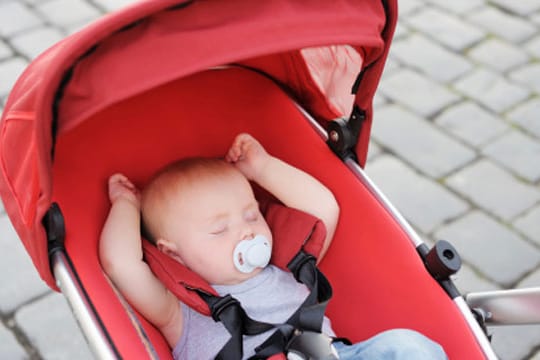 Im Kinderwagen hat Ihr Baby nicht so viel Platz zum Schlafen.