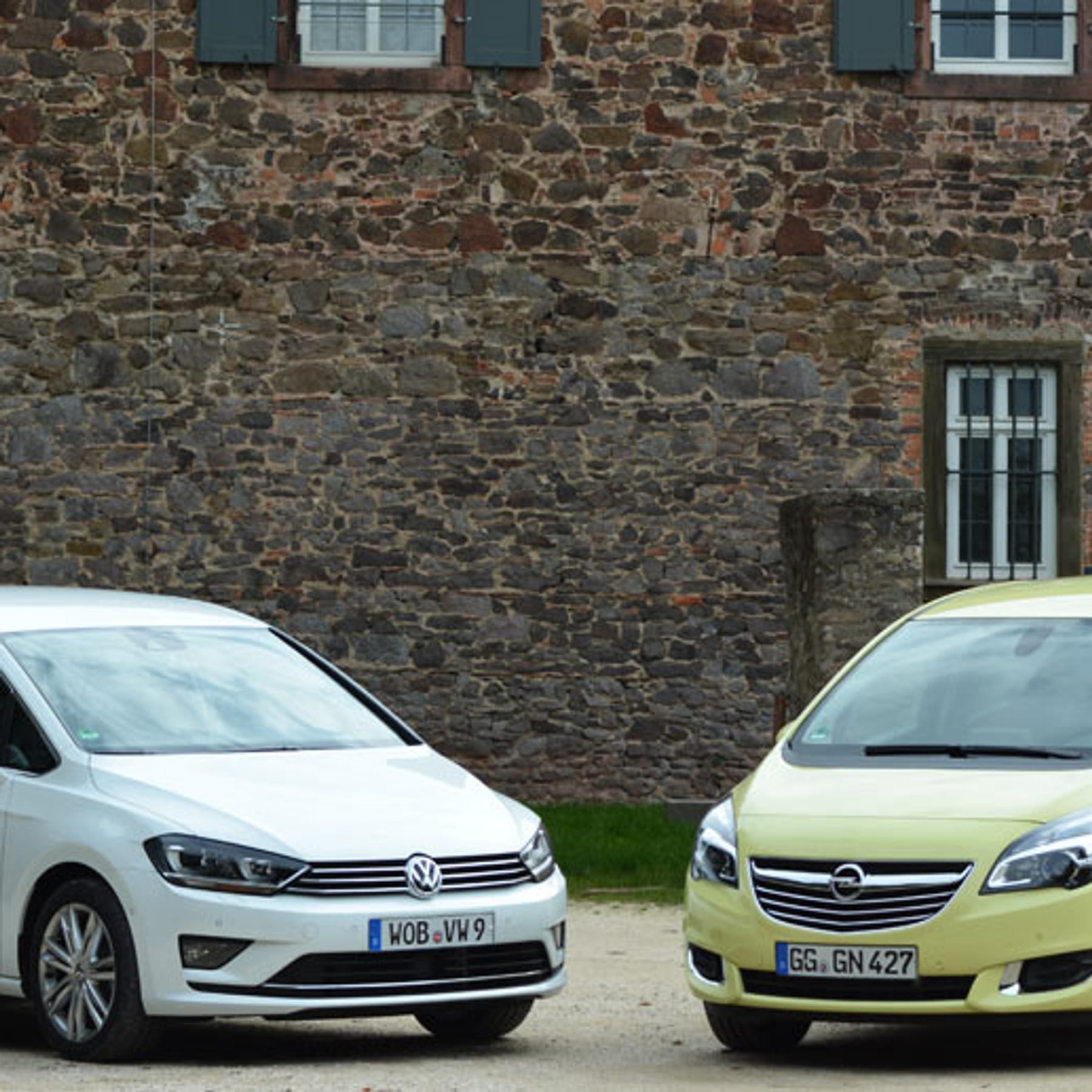 VW Golf Sportsvan gegen Opel Meriva: Zwei Kompakt-Vans im Fünf Punkte Check
