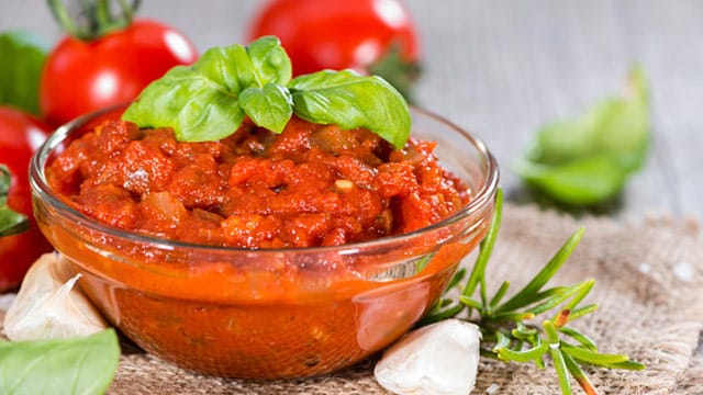 Selbstgemachte Tomatensoße schmeckt besonders gut.